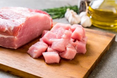 taze domuz ham filetosu ahşap tahta üzerinde