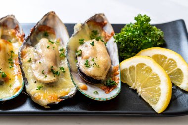 Peynirli taze midye.