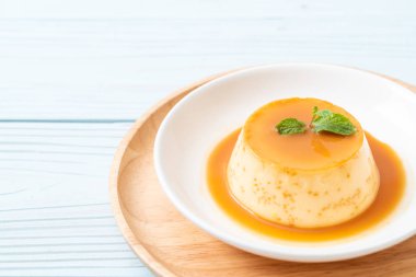 Ev yapımı karamel kremalı puding