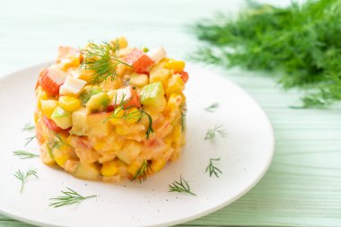 Yengeç sopa (elma, Mısır, papaya, pineappl ile karışık meyve salatası