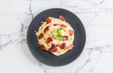 Spagetti krem peynir pastırma - İtalyan yemeği tarzı ile