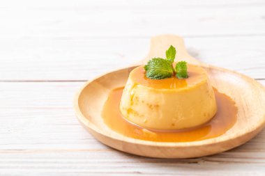 Ev yapımı karamel kremalı puding