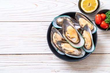 üzerinde siyah kase taze midye