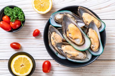 kase üzerinde taze midye