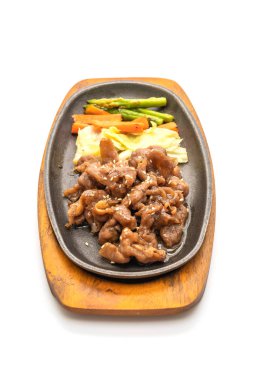 sıcak plaka üzerinde domuz biftek dilimlenmiş 