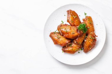 Beyaz susamlı ızgara tavuk kanadı.