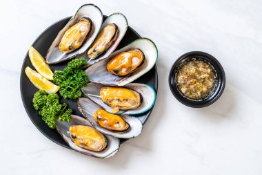 Limonlu ve maydanozlu midye