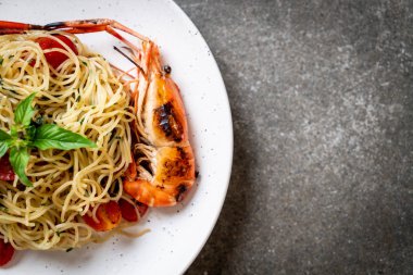ızgara karides ve domates ile tavada kızartılmış spagetti