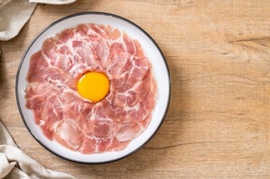 taze dilimlenmiş domuz yumurta ile ham