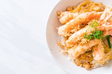 kızarmış karides tempura üzerinde pirinç kase tepesinde