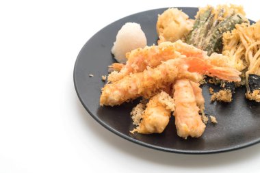karides tempura (hırpalanmış kızarmış karides) beyaz arka plan üzerinde