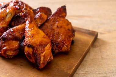 Masada ızgara ve ızgara tavuk.