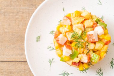 meyve salatası (elma, Mısır, papaya, ananas) - yengeç sopa ile karışık sağlıklı gıda tarzı