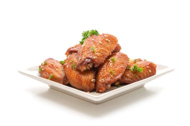 Barbekü tavuk kanatları beyaz susam ile