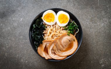 Shoyu ramen noodle domuz eti ve yumurta ile