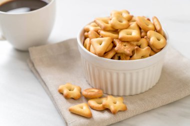 kahve ile bisküvi kraker