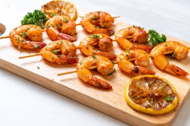 Limonlu ızgara kaplan karides şiş