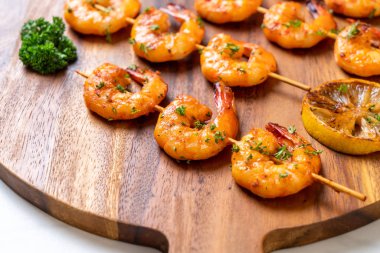 Limonlu ızgara kaplan karides şiş