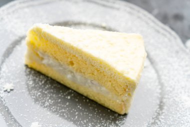 Hindistan cevizli pasta plaka üzerinde