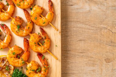 Limonlu ızgara kaplan karides şiş