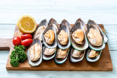 Ahşap tahta üzerinde taze midye