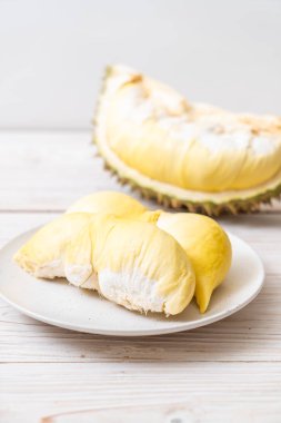 Ahşap zemin üzerinde taze Durian meyvesi