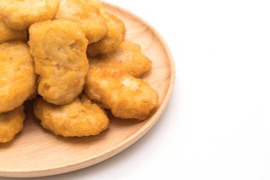 Beyaz arka plan üzerinde izole soslu tavuk nuggets