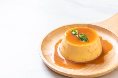 Ev yapımı karamel kremalı puding