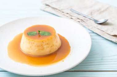 Ev yapımı karamel kremalı puding