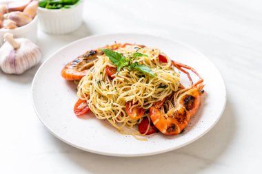 ızgara karides ve domates ile tavada kızartılmış spagetti