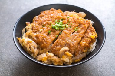 Kızarmış domuz pirzola tabağı (Katsudon)