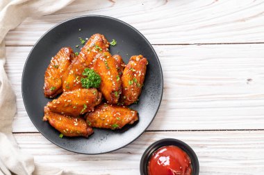 Barbekü tavuk kanatları beyaz susam ile