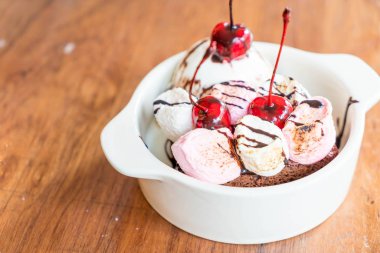 pişmiş hatmi ve dondurma ile çikolatalı kek