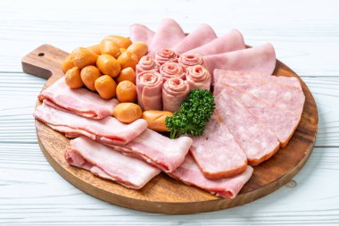 pastırma, sosis, jambon füme ve Barbekü domuz pastırması