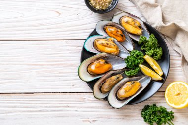 Limonlu ve maydanozlu midye