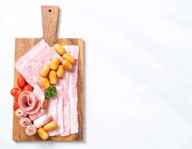 pastırma, sosis, jambon füme ve Barbekü domuz pastırması