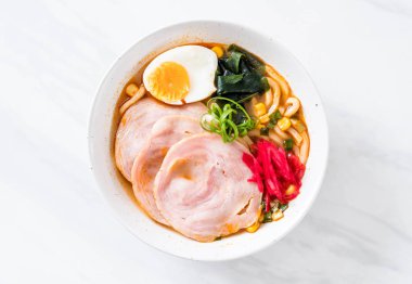 Baharatlı miso udon ramen noodle domuz eti ile