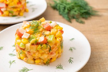 Yengeç sopa (elma, Mısır, papaya, pineappl ile karışık meyve salatası