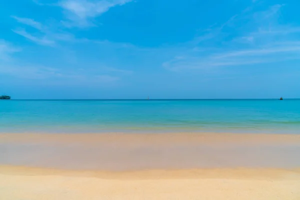 Hermosa playa tropical y el mar en la isla del paraíso —  Fotos de Stock