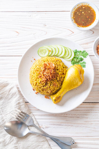 мусульманский желтый рис с курицей