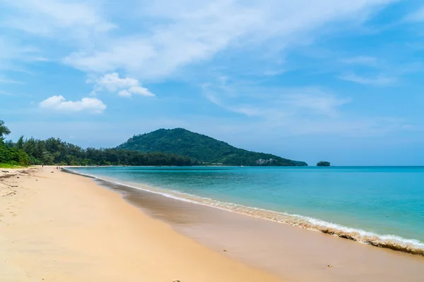 Hermosa playa tropical y el mar en la isla del paraíso — Foto de Stock