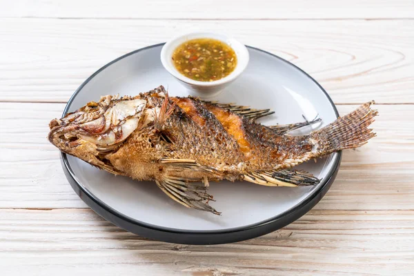 Peixe frito com molho picante de frutos do mar — Fotografia de Stock