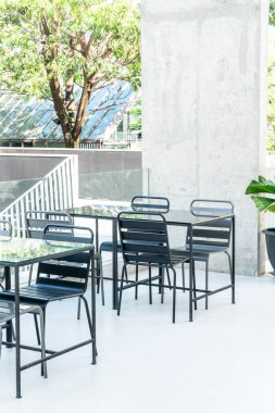Açık veranda sandalye ve masa