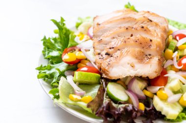 Tavuk göğsü - sağlıklı gıda tarzı ile sağlıklı salata kasesi