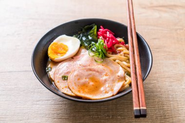 Baharatlı miso udon ramen noodle domuz eti ile