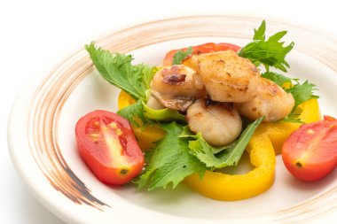 Beyaz arka plan üzerinde izole sebzeli ızgara tarak shell