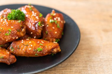 Barbekü tavuk kanatları beyaz susam ile