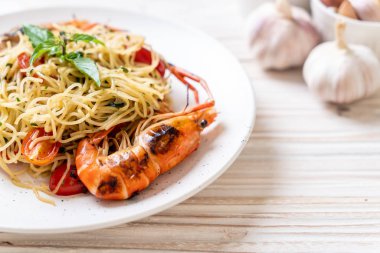 ızgara karides ve domates ile tavada kızartılmış spagetti