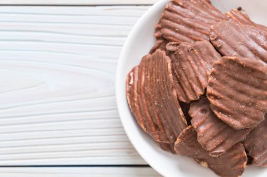 patates cipsi çikolata plaka üzerinde