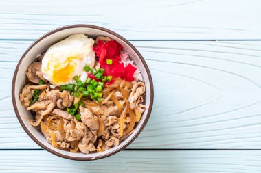 domuz eti pilav kasesi ile yumurta (Donburi) - Japon yemekleri 